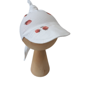 Chustka z daszkiem muślin biały w truskawki